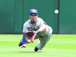 Desmond Jennings, que remolcó dos de las siete carreras de Tampa, se lanza de cabeza para evitar un imparable. AFP /