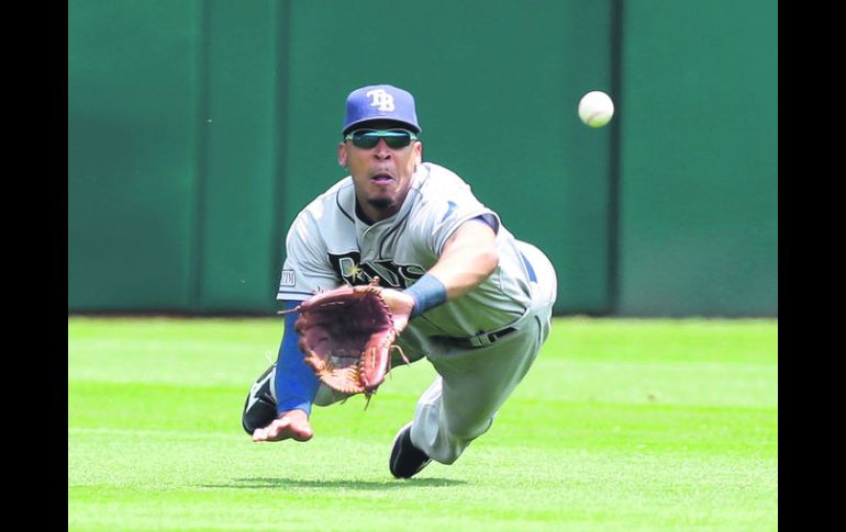 Desmond Jennings, que remolcó dos de las siete carreras de Tampa, se lanza de cabeza para evitar un imparable. AFP /