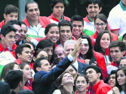 Selfie presidencial. El Presidente Peña Nieto se tomó la foto con los competidores. EFE /