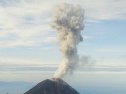 La fumarola se puede apreciar a varios kilómetros a la redonda del Volcán de Colima. ESPECIAL /