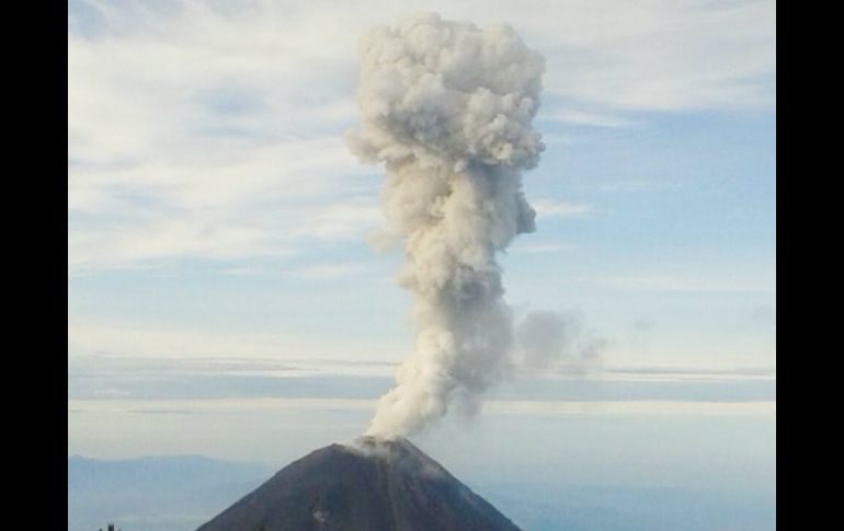 La fumarola se puede apreciar a varios kilómetros a la redonda del Volcán de Colima. ESPECIAL /