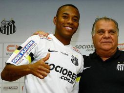 Robinho (izq) sonríe en la presentación de su regreso al Santos. EFE /