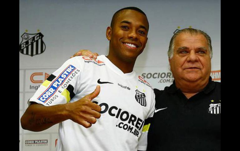 Robinho (izq) sonríe en la presentación de su regreso al Santos. EFE /