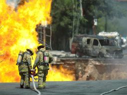 Bomberos buscaban disminuir las afectaciones por el incendio. EFE /