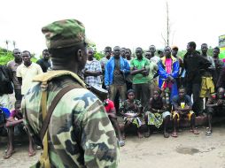 Medida. Soldados liberianos impiden a la gente viajar de zonas rurales afectadas por el brote de ébola a la capital del país. EFE /