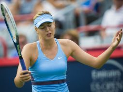 Maria Sharapova se lamenta tras fallar un revés paralelo en el primer set, el cual perdió 6-2. EFE /