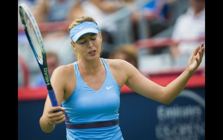 Maria Sharapova se lamenta tras fallar un revés paralelo en el primer set, el cual perdió 6-2. EFE /