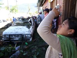 Pobladores de San Cristóbal de las Casas inspeccionan los daños dejados por la tromba. NTX /