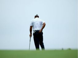 Tiger Woods vuelve a quedarse en el camino; cada vez más lejos de los 18 títulos de Grand Slam del mítico Jack Nicklaus. AFP /