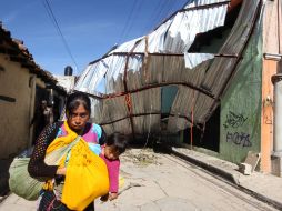 Además de las viviendas afectadas, se contabilizan daños en en vehículos, postes de luz y tinacos. NTX /