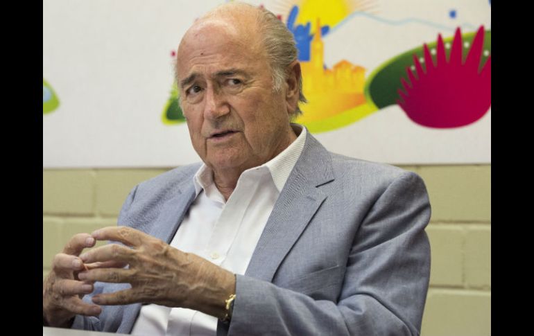 Blatter confirmaría si se postula como líder de la FIFA por quinta vez antes del plazo de enero. AP /