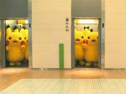 Las calles, edificios y parques de Japón se ven invadidos por docenas de Pikachus. ESPECIAL /