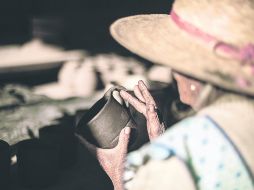 Entre estas mujeres artesanas, Florentina Espinoza Estrada es quien lleva más tiempo dedicada a esta tradición.  /