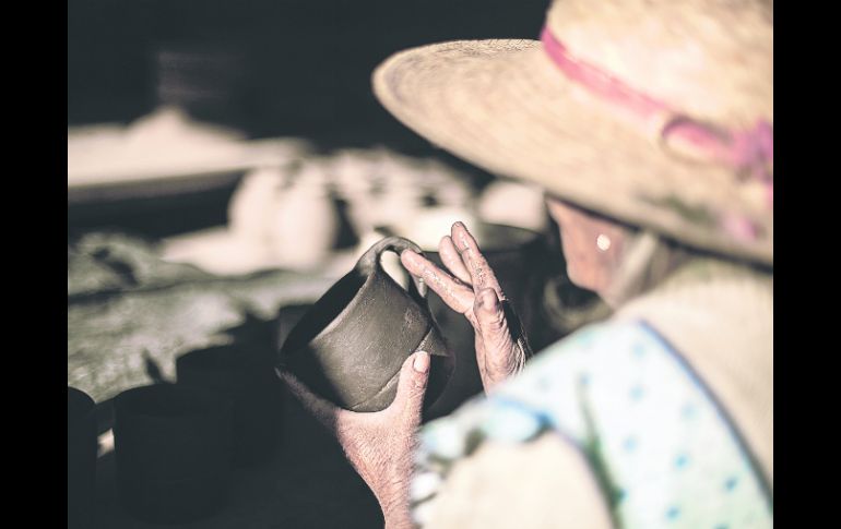 Entre estas mujeres artesanas, Florentina Espinoza Estrada es quien lleva más tiempo dedicada a esta tradición.  /