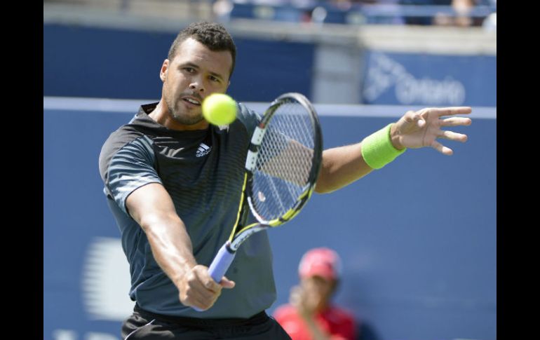 Jo-Wilfried Tsonga (foto) dejó fuera del Masters de Toronto a Djokovic, Andy Murray y a Dimitrov. EFE /