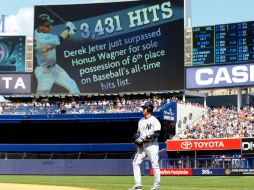 Jeter se embasó con un sencillo dentro del cuadro, durante la sexta entrada del juego de ayer en el Yankee Stadium ante Cleveland. AFP /