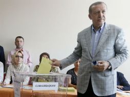 El candidato favorito es el primer ministro Recep Tayyip Erdogan, quien ya emitió su voto. EFE /