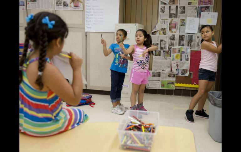 Algunos padres optan por enviar a sus hijos a escuelas privadas luego de comprobar la diversidad racial. AP /