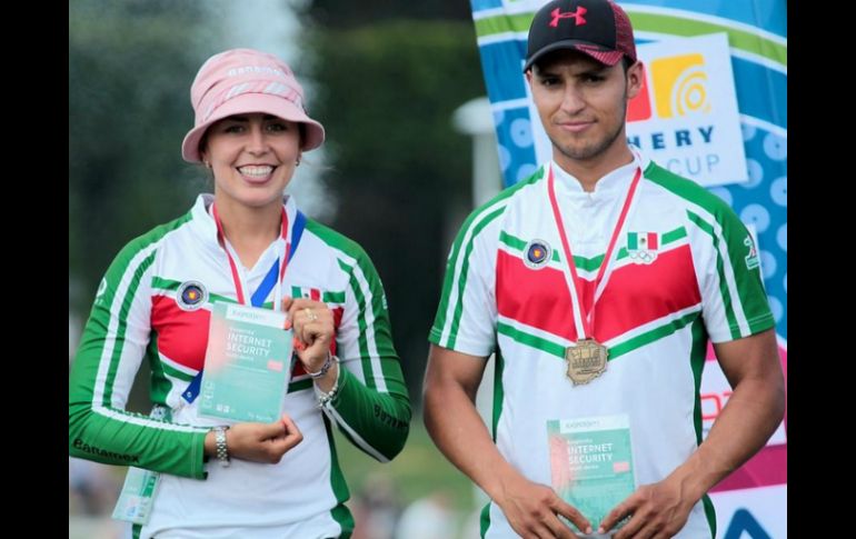 Aída Román y Luis Vélez lograron el oro en la modalidad de equipos mixtos. Foto: @Conade. ESPECIAL /