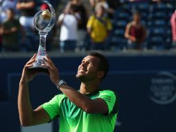 Tsonga posa con su trofeo. AFP /