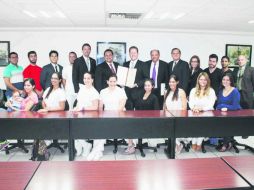 Presencia. Al finalizar la visita, los funcionarios se reunieron con estudiantes de Puerto Rico que estudian en la Autónoma.  /