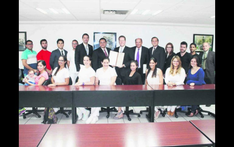 Presencia. Al finalizar la visita, los funcionarios se reunieron con estudiantes de Puerto Rico que estudian en la Autónoma.  /