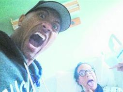 Mom! The Rock y su madre en el hospital, quien goza de buena salud tras el accidente y muestra un poco de humor. FACEBOOK ESPECIAL /