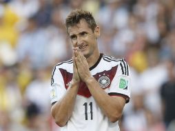 Klose debutó como sustituto para Alemania en un partido de clasificación mundialista contra Albania el 24 de marzo del 2001. AFP /