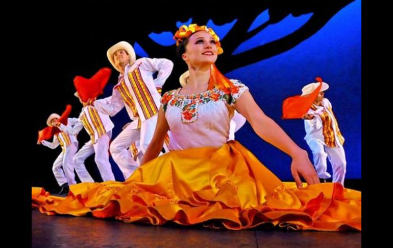 Los bailarines, ataviados en coloridos vestuarios, invitaron al público a mover sus cuerpos al son del danzón. ESPECIAL /