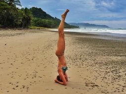 Gisele muestra en su Instagram la compleja postura que practica en las playas de Costa Rica. ESPECIAL /