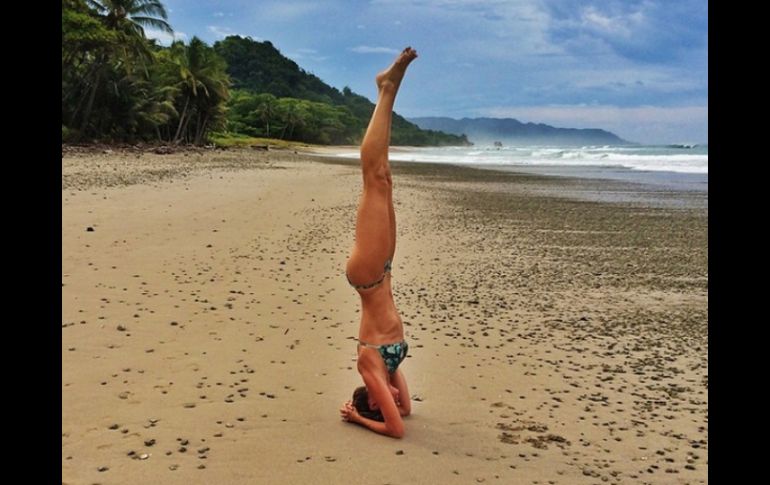 Gisele muestra en su Instagram la compleja postura que practica en las playas de Costa Rica. ESPECIAL /