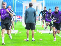 Los futbolistas del Real Madrid Gareth Bale (d), y Toni Kroos (i) se entrenan en el estadio Cardiff City, de Cardiff, (Reino Unido). EFE /