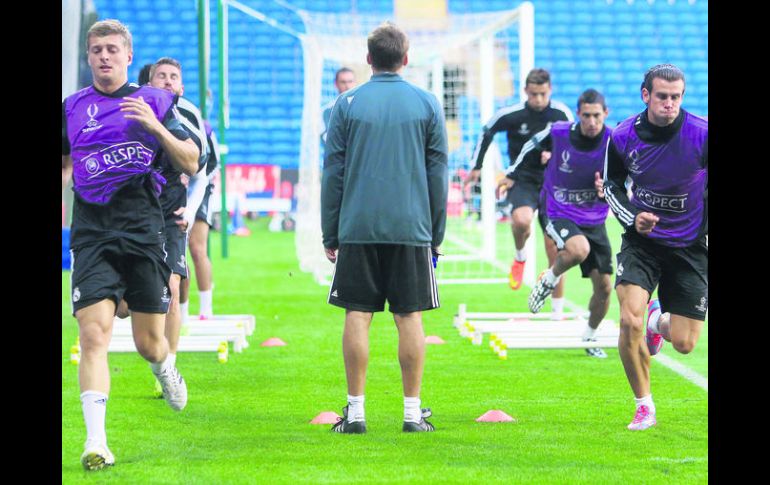 Los futbolistas del Real Madrid Gareth Bale (d), y Toni Kroos (i) se entrenan en el estadio Cardiff City, de Cardiff, (Reino Unido). EFE /