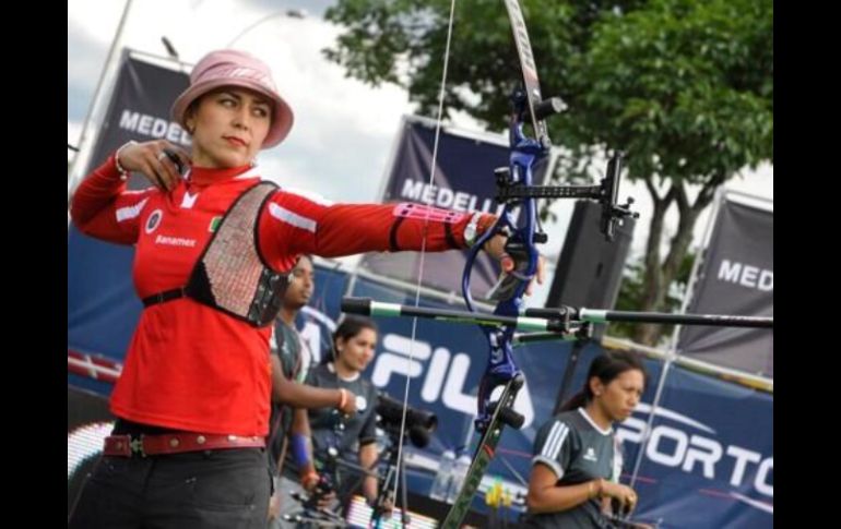 Aída Román y Pedro Vivas terminan en cuarto lugar por equipos mixtos recurvo. Foto: @CONADE. ESPECIAL /