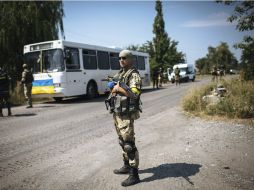 El envío de un convoy humanitario ruso al este de Ucrania ha abierto otro frente de tensión entre ambos países. EFE /