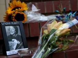 Fans han llevado algunos obsequios a la casa donde ocurrió el suicidio. AFP /