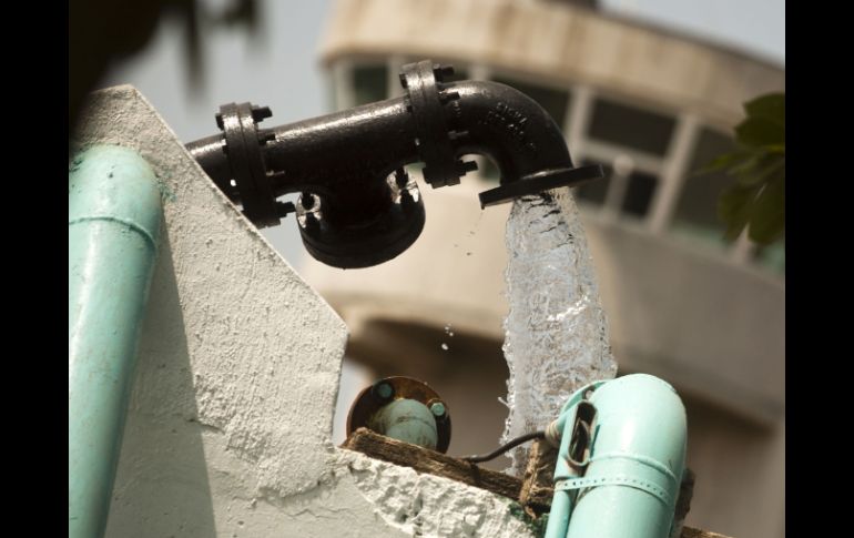 Menciona que sí se puede tomar agua potable, pero ésta se contamina cuando llega a las casas. ARCHIVO /