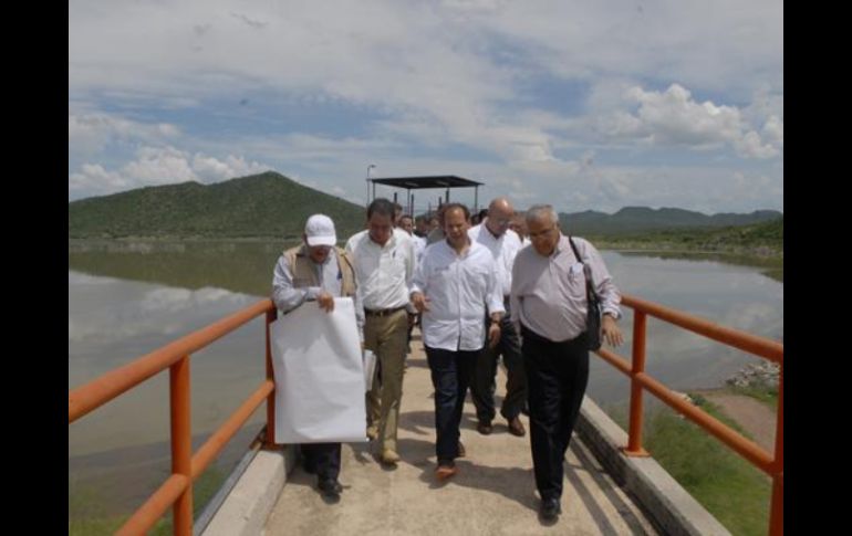 Los funcionarios recorrieron la presa 'Molino' y la presa 'Rodolfo Félix', que abastece de agua a Hermosillo. Tomada de conagua_mx. ESPECIAL /