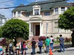 Seguidores han llenado de flores la entrada de la casa donde Williams dio vida a la señora Doubtfire. EFE /