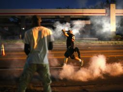 La policía de Feguson lanzó gases lacrimógenos contra los manifestantes. AFP /