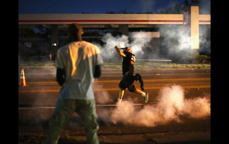 La policía de Feguson lanzó gases lacrimógenos contra los manifestantes. AFP /