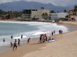 La recuperación de la playa en Barra de Navidad beneficiará a 40 mil personas. Tomada de @AristotelesSD. ESPECIAL /