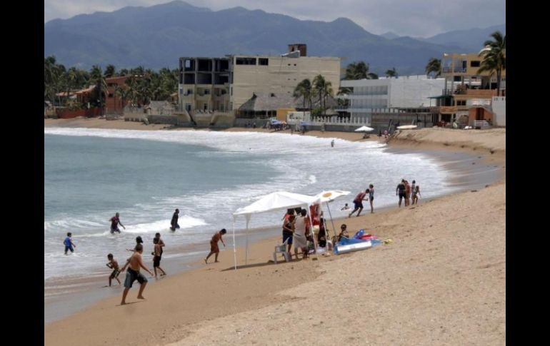 La recuperación de la playa en Barra de Navidad beneficiará a 40 mil personas. Tomada de @AristotelesSD. ESPECIAL /