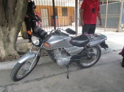 Autoridades localizaron la motocicleta que se cree fue usada para el robo. ESPECIAL /