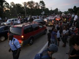 Tras el anuncio de Nixon, miles de personas se congregaron en una manifestación en la avenida principal. AP /