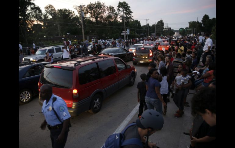 Tras el anuncio de Nixon, miles de personas se congregaron en una manifestación en la avenida principal. AP /