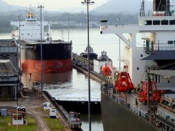 Buques transitan por la esclusa de Miraflores en el Canal de Panamá. EFE /