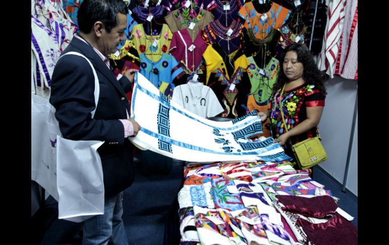 Se ofrecen cajas de maderas finas, sombreros de palma, rebozos de seda, platería, prendas de ropa, café y mezcal potosino. NTX /