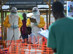 Elementos de Médicos Sin Fronteras tratan a un paciente en Sierra Leona. AFP /