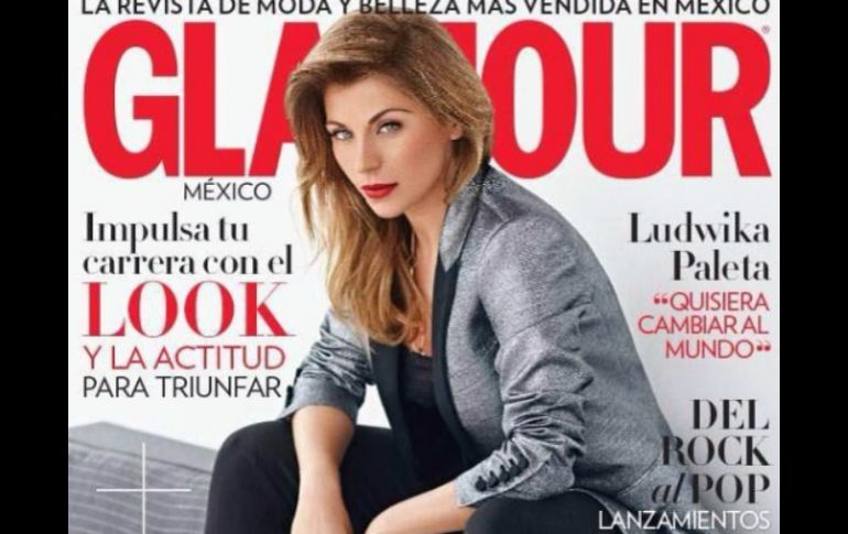 La actriz protagoniza la portada de la revista ‘Glamour’ del mes de agosto. ESPECIAL /